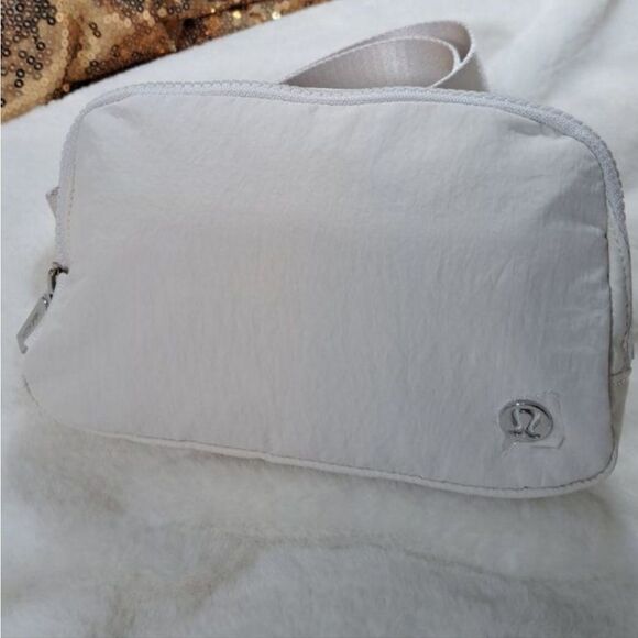 NWT Lululemon Everywhere Bag in White Opal - Picture 1 of 9